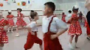 танцуем танец в школе на окончание в первом классе