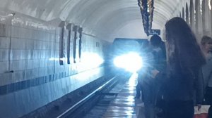 Электропоезд Ока прибывает на станцию Менделеевская