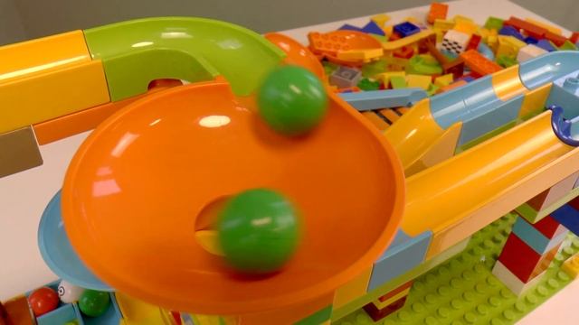 Шарики марблс катаются по лабиринту Строю из строительных блоков трассу для шариков Marble run ASMR смотреть онлайн