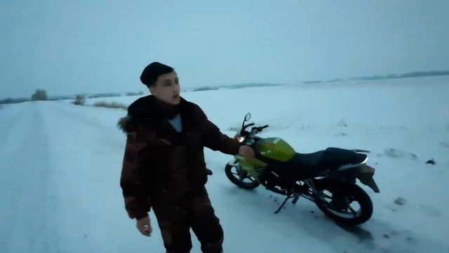 БЕНГАЛЬСКИЕ ОГНИ НА КОЛЕСО МОТОЦИКЛА | ПРИКЛЕИЛИ БЕНГАЛЬСКИЕ СВЕЧИ (ОГНИ) К КОЛЕСУ | С НАСТУПАЮЩИМ!