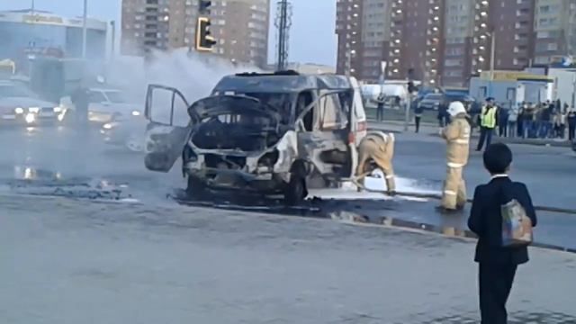 В астане сгорела скорая помощь, столкнувшись с автомобилем Toyota!! смотреть онлайн