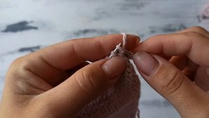 Очень простая повязка на голову спицами.