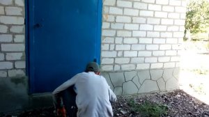 Штукатурим стены и фундамент / Расшивка под камень