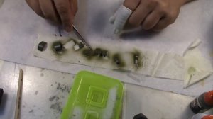 Нанесение сколов на пластиковую модель с помощью специальной жидкости