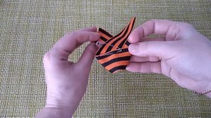 ? Как БЫСТРО и КРАСИВО повязать ГЕОРГИЕВСКУЮ ЛЕНТОЧКУ/ Как завязать ленту к 9 мая/ Как прикрепить