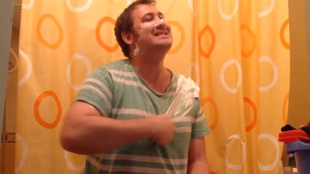 Суровые мужики, срезают волосы на лице ножом. смотреть онлайн