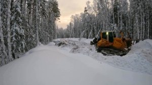 Пробиваю дорогу до деляны на бульдозере