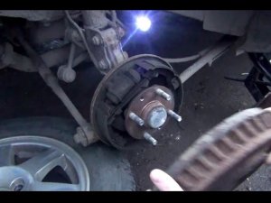 Замена задних тормозных колодок и снятие барабана на KIA - Spectra