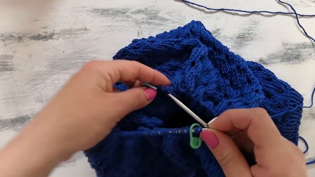 Вяжем спицами простую стильную майку. Идеально для начинающих!