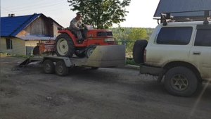 Погрузка минитрактора на прицеп.