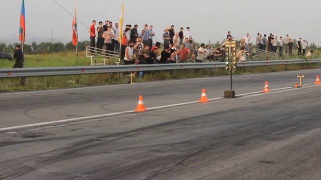 БМВ м8 против мерседес 213 АМГ 6.3 смотреть онлайн