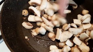 САЛАТ С ЖАРЕНЫМИ КРАБОВЫМИ ПАЛОЧКАМИ И ГРИБАМИ