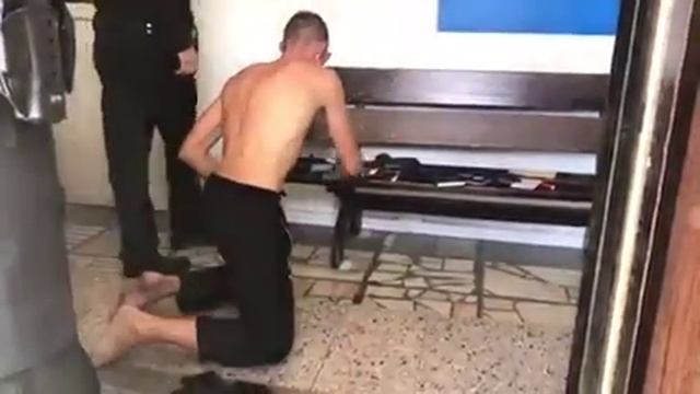 Неадекватный человек протирает пол в РУВД в последствии забрала скорая психиотрия с белой горячкой смотреть онлайн