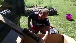Готовим опилки для копчения.