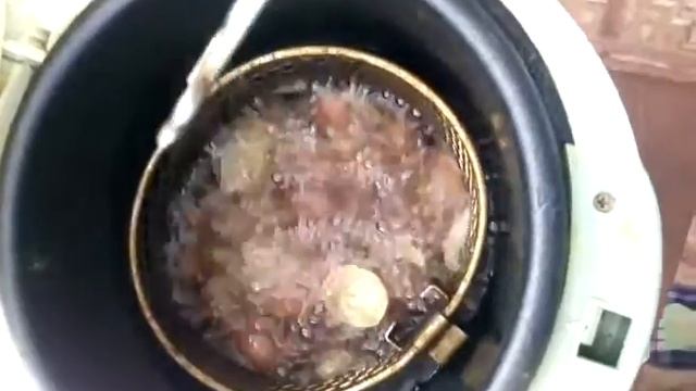 Мелкая молодая картошка в кожуре по-деревенски во фритюрнице в домашних условиях