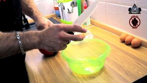 Как отделить желток от белка в яйце? Лайфхак с бутылкой.