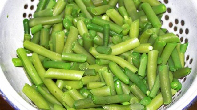 Стручковая фасоль с чесноком и яйцом на сковороде