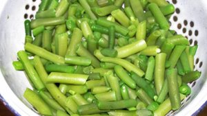Стручковая фасоль с чесноком и яйцом на сковороде