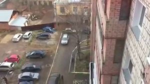 Блокирует во дворе машину соседа внедорожником. Киров