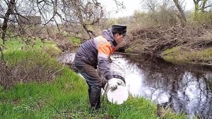 Установка снасти в речку для ловли рыбы