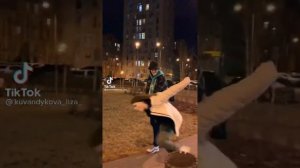 Я поднимаюсь над землей , ведь мне так хорошо с тобой , держи меня не отпускай, между нами рай.....