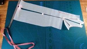 Брендовое платье элегантного кроя. С необычной застежкой, воротником и карманами.mp4