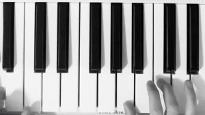 Очень простая красивая мелодия!!! У нее нет названия, но я дала   Л Е Т О на пианино ?…..