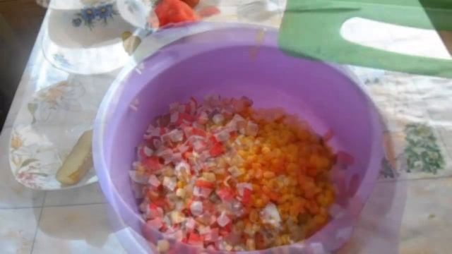 Простой но вкусный салат с крабовыми палочками.