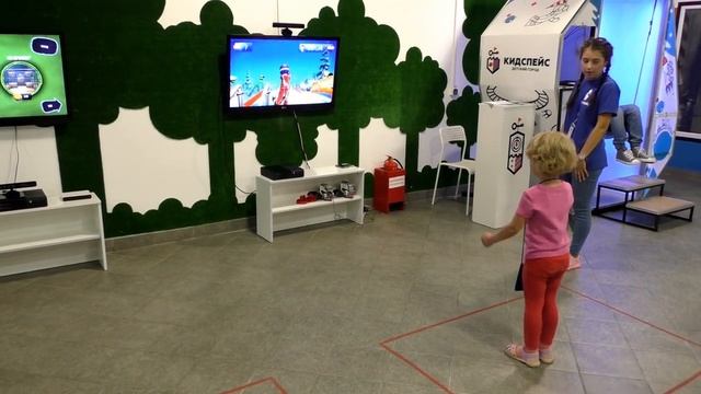 Кидспейс. Город профессий. Казань. Девочка учится доить корову смотреть онлайн