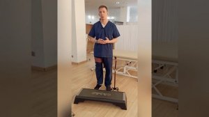 Как ходить по лестнице с тростью при паретичной руке со стороны перил
