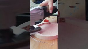 Работа фрезером и реноватором. Резьба по дереву от девушки
