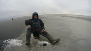 Р. БОЛЬШОЙ ЧЕРЕМШАН / ЛОВЛЯ ОКУНЯ НА БАЛАНСИР / ПЕРВЫЙ ЛЁД НА РЕКЕ / ПОПАЛ НА ЖОР КРУПНОГО ОКУНЯ .