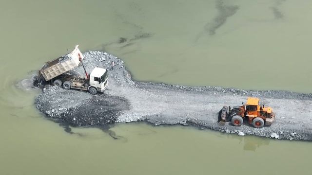 EP755,Dozer SHANTUI And Wheel Loader Push Rock With Truck SHACMAN Delivery Rock Filling In Water смотреть онлайн