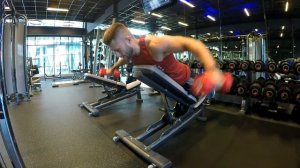 Разведение гантелей в стороны лежа на наклонной скамье вниз лицом