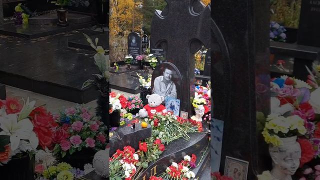 Могила и памятник Михаилу Кругу в Твери
