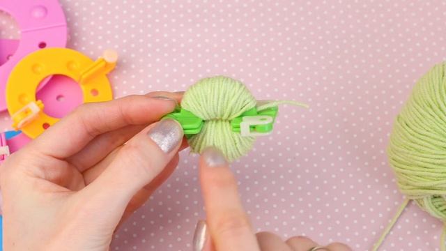 Как сделать помпон БЫСТРО! Помпон мейкер | How to Use A Pom Pom Maker смотреть онлайн