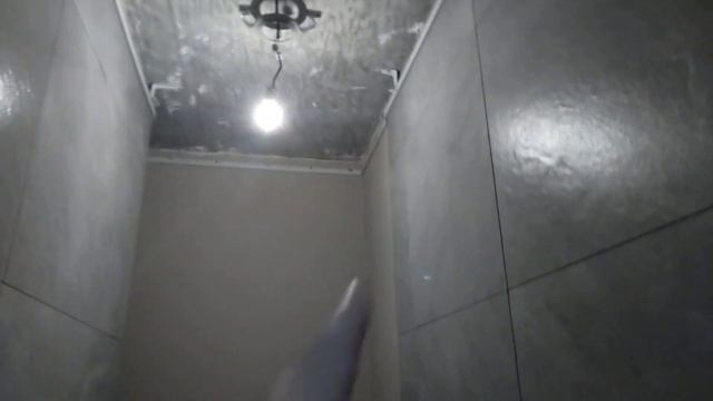Показываю как установили каркас для натяжного потолка в туалете поверх керамогранита смотреть онлайн
