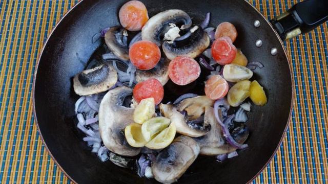 Макароны с тушенкой грибами и черри