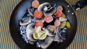 Макароны с тушенкой грибами и черри