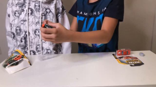 Распаковка и обзор-сравнение машинок Zuru Metal Machines смотреть онлайн