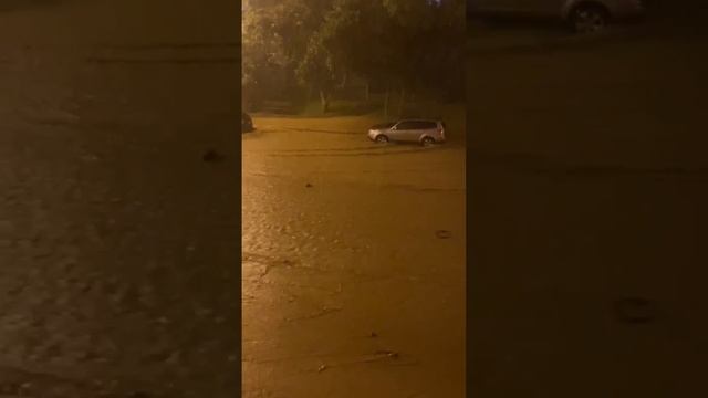 ⚡️Сильный ливень вызвал подъём уровня воды в реке на юге Сахалина — затоплены дороги, школы, дома.