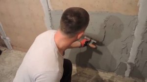 Процесс штукатурки стены от замешивания до заглаживания