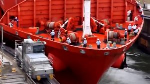 Проход контейнеровоза в Панамском канале