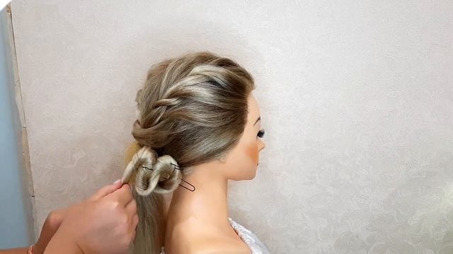 Простая и очень стильная прическа 2023 года / Учебник по прически смотреть онлайн