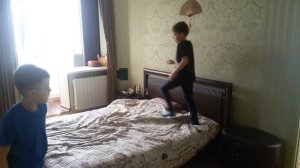 Крутой паркур по кровати