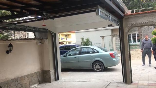 секционна гаражна врата от MCA с мотор LiftMaster смотреть онлайн