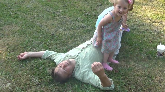 Дети прыгают по папе смотреть онлайн