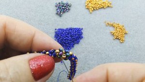 Красивый жгут к кулону на бусине.