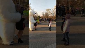 Мишка поздравляет в Мариуполе