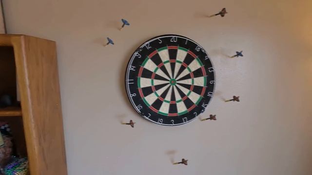 Playing Darts смотреть онлайн